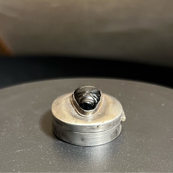 Antique Sterling Silver Pill Box with Carved Onyx Alien Head - Picture 5 of 10